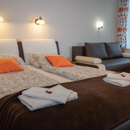 F57 - Franko Csaladi Panzio Bed & Breakfast Balatonlelle Exterior photo