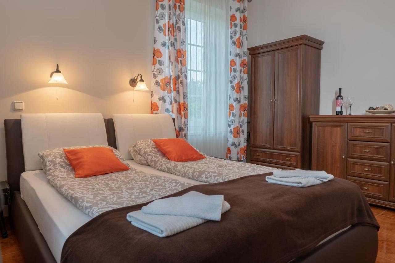 F57 - Franko Csaladi Panzio Bed & Breakfast Balatonlelle Exterior photo