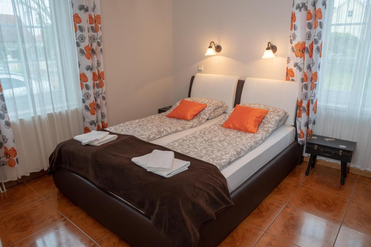 F57 - Franko Csaladi Panzio Bed & Breakfast Balatonlelle Exterior photo