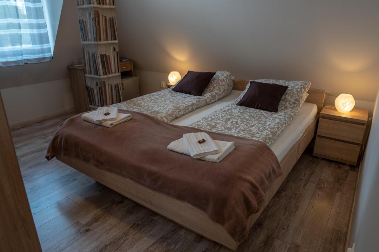 F57 - Franko Csaladi Panzio Bed & Breakfast Balatonlelle Exterior photo